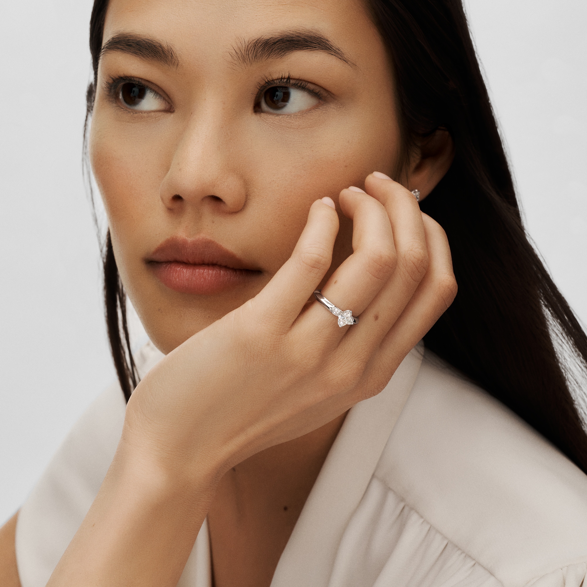  컬렉션 LV 다이아몬드 LV 다이아몬드 (LV Diamonds) 솔리테르, LV 모노그램 스타 (LV Monogram Star) 컷 | 루이비통 공식 온라인 스토어® (크게 보기)