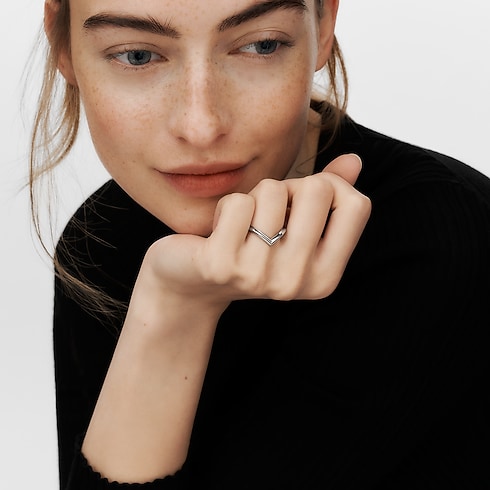 카테고리 웨딩밴드 LV 다이아몬드(LV Diamonds) V 반지, 플래티넘 | 루이비통 공식 온라인 스토어® (크게 보기)