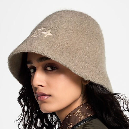 S00 액세서리 모자, 장갑 & 양말 LV 플러피 햇 | 루이비통 공식 온라인 스토어® (크게 보기)