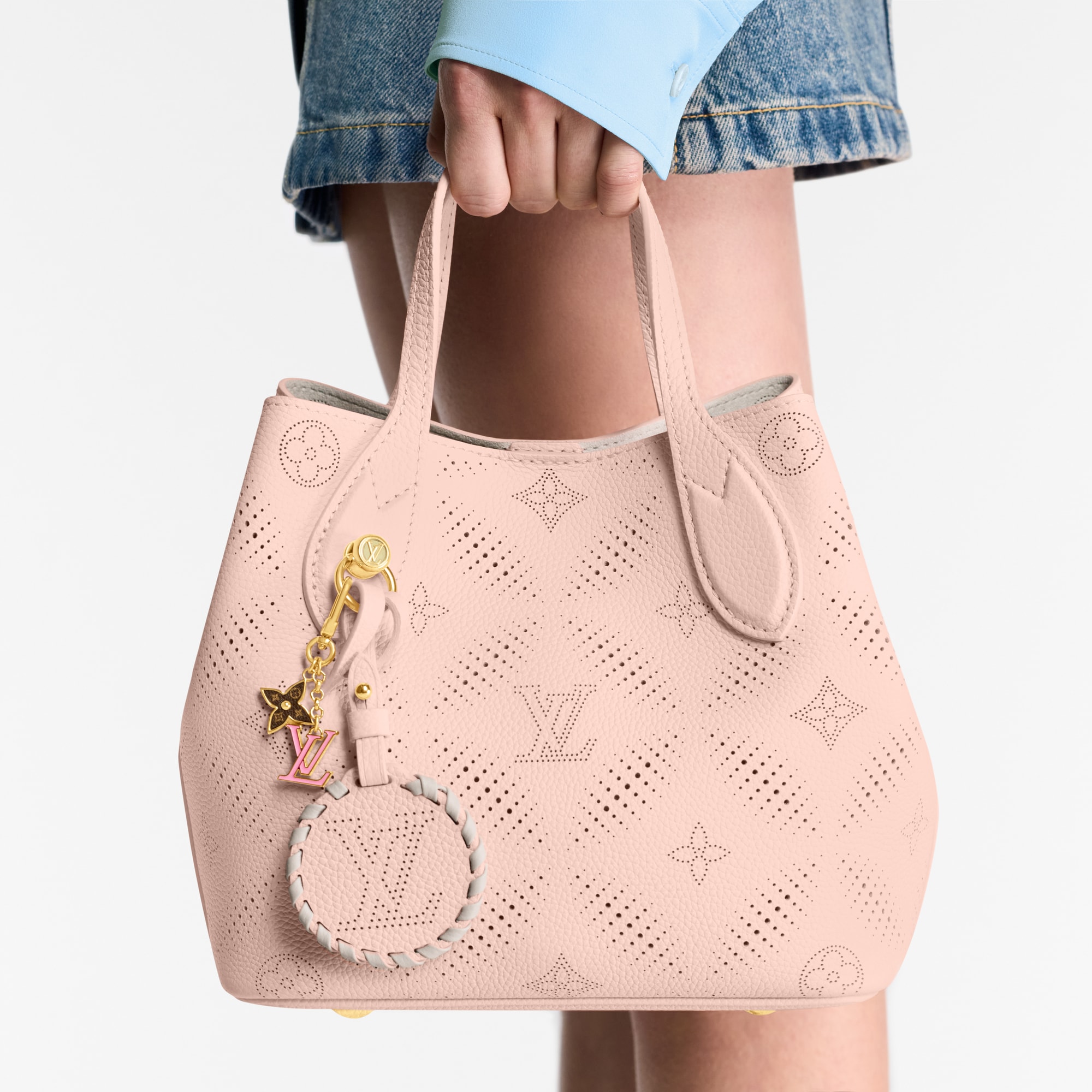 S00 액세서리 키 홀더 & 백참 LV 아이코닉 에나멜 백 참 | 루이비통 공식 온라인 스토어® (크게 보기)