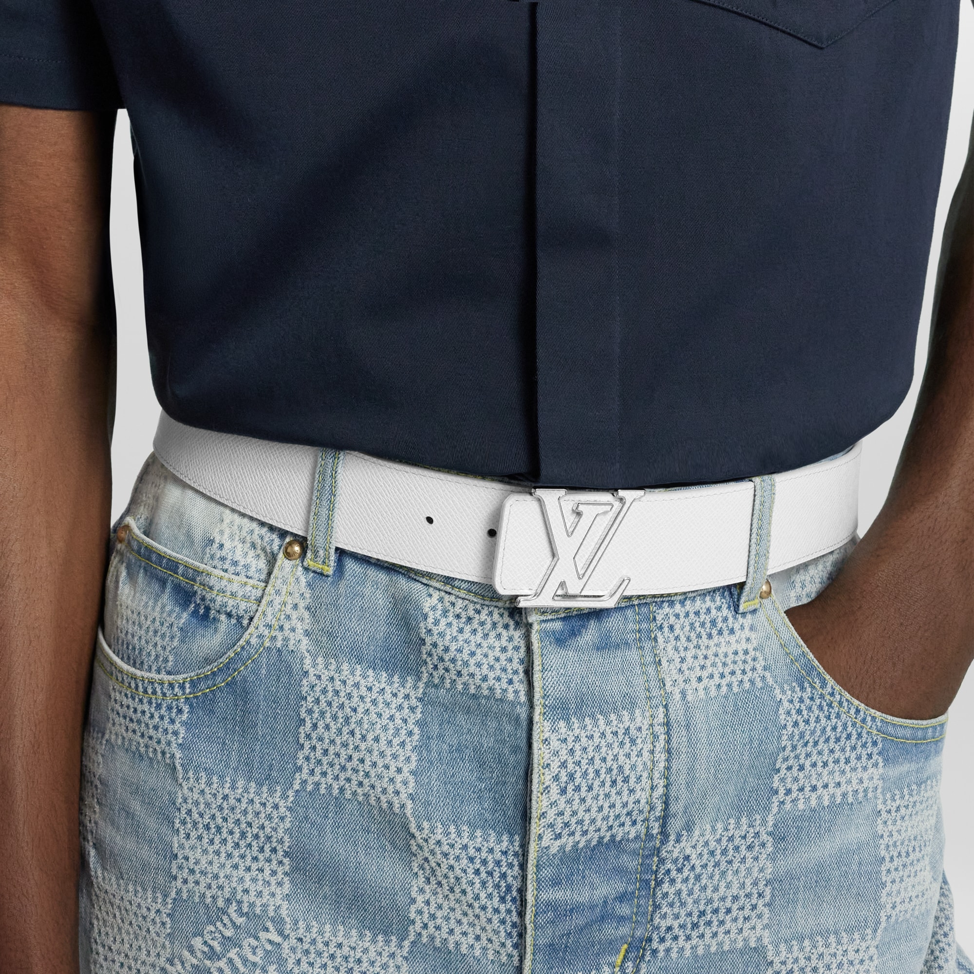 Taigarama 액세서리 벨트 LV 이니셜 40mm 리버서블 벨트 | 루이비통 공식 온라인 스토어® (크게 보기)