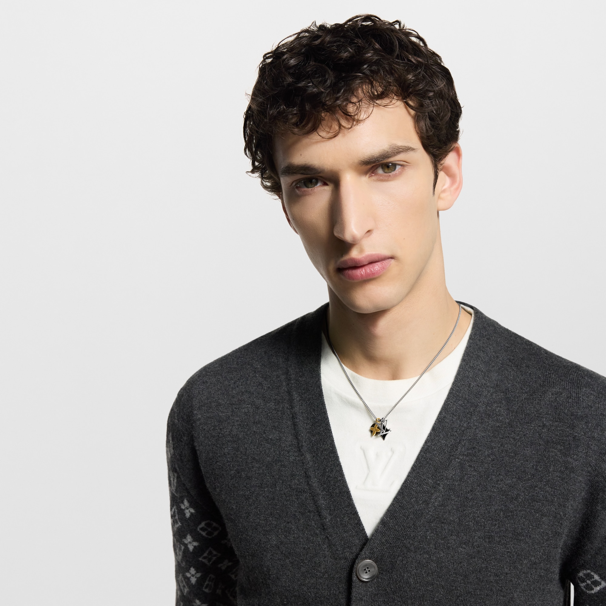 S00 패션 주얼리 패션 주얼리 전체 보기 LV 인스팅트 펜던트 | 루이비통 공식 온라인 스토어® (크게 보기)