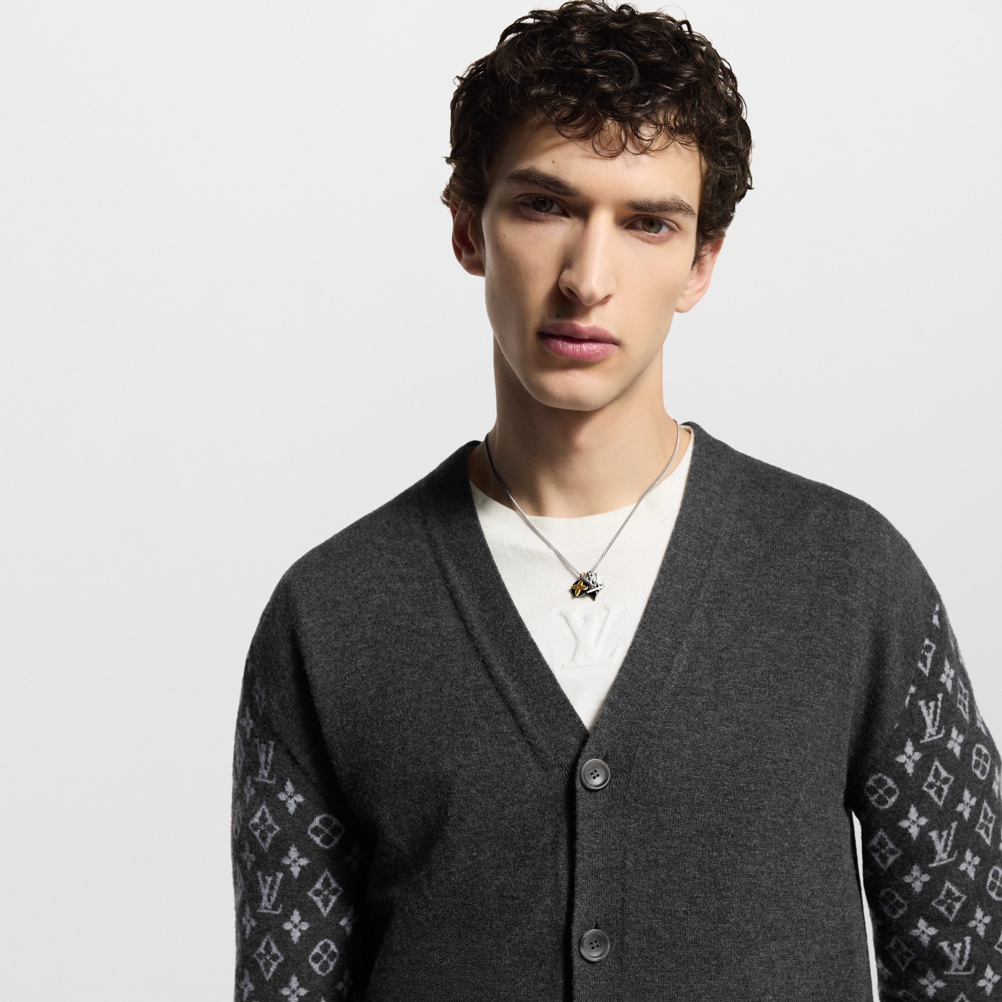 S00 패션 주얼리 패션 주얼리 전체 보기 LV 인스팅트 펜던트 | 루이비통 공식 온라인 스토어® (크게 보기)