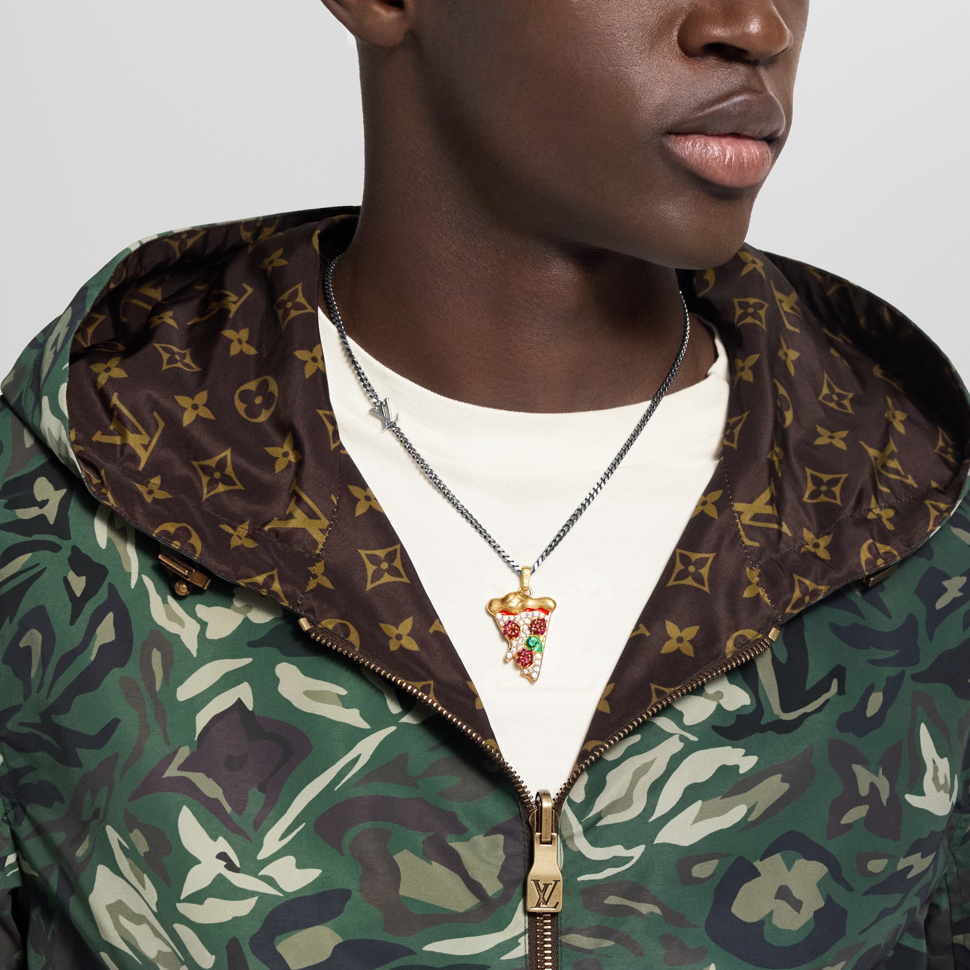 S00 패션 주얼리 목걸이 & 펜던트 LV 피자 (LV Pizza) 미디엄 참 | 루이비통 공식 온라인 스토어® (크게 보기)