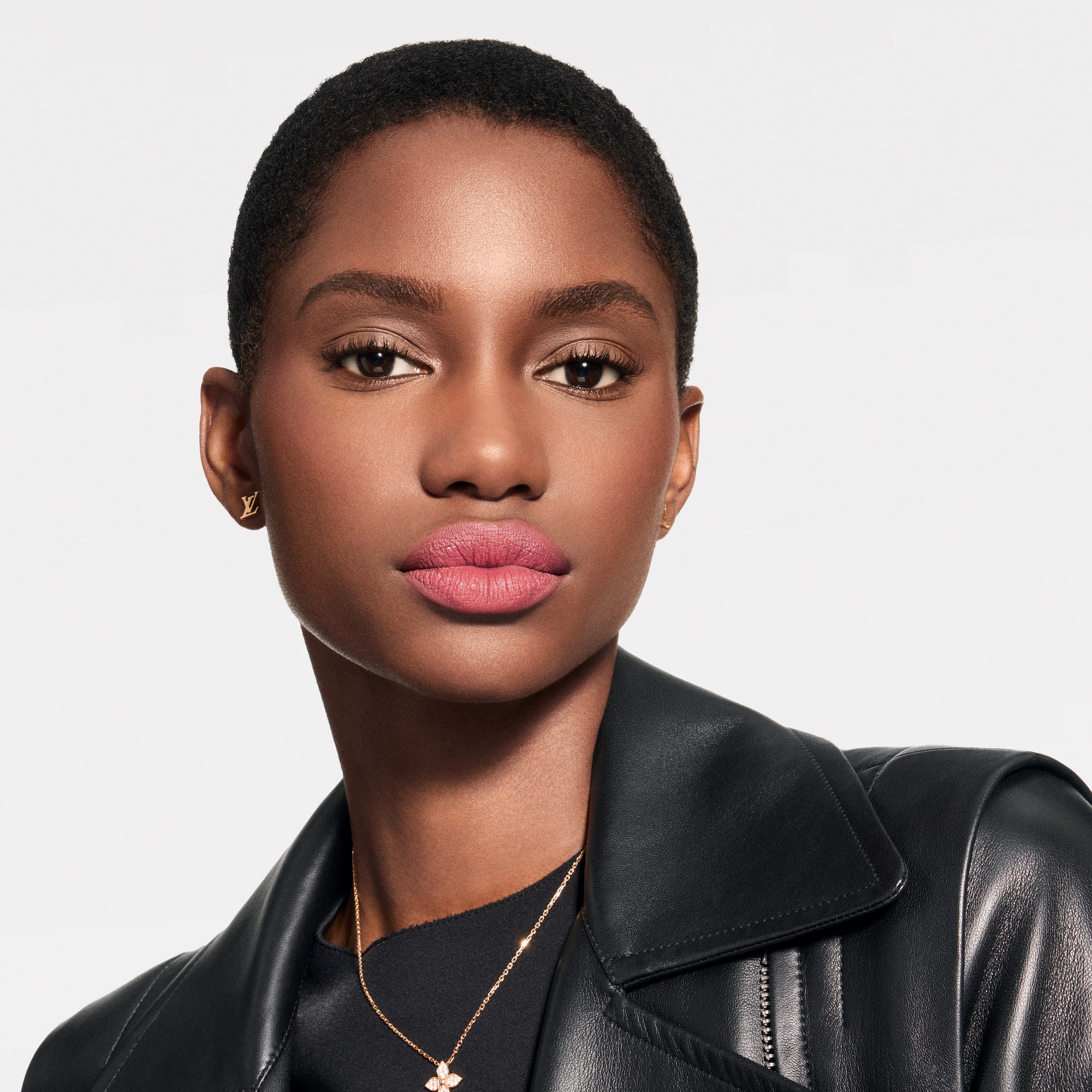  립 } LV 루즈 - 매트 립스틱 리필 | 루이비통 공식 온라인 스토어® (크게 보기)