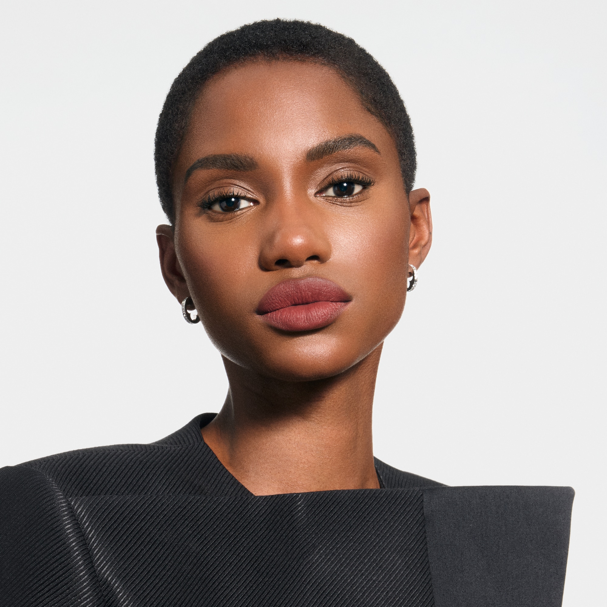  립 } LV 루즈 - 매트 립스틱 리필 | 루이비통 공식 온라인 스토어® (크게 보기)