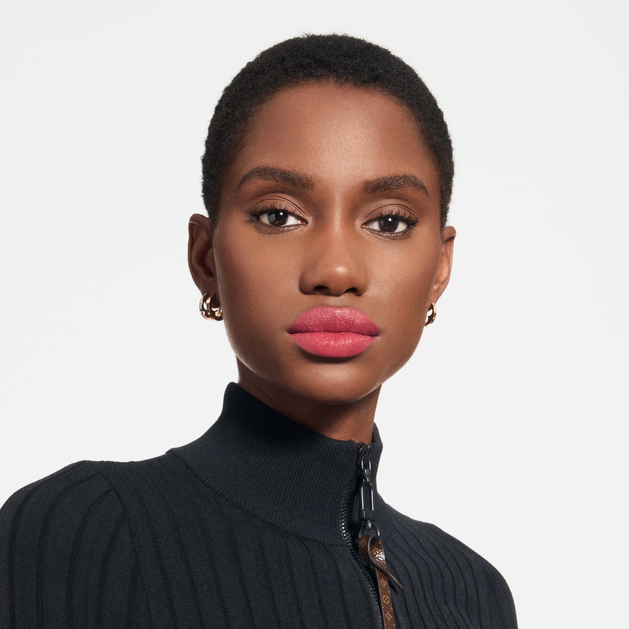  립 } LV 루즈 - 새틴 립스틱 리필 | 루이비통 공식 온라인 스토어® (크게 보기)