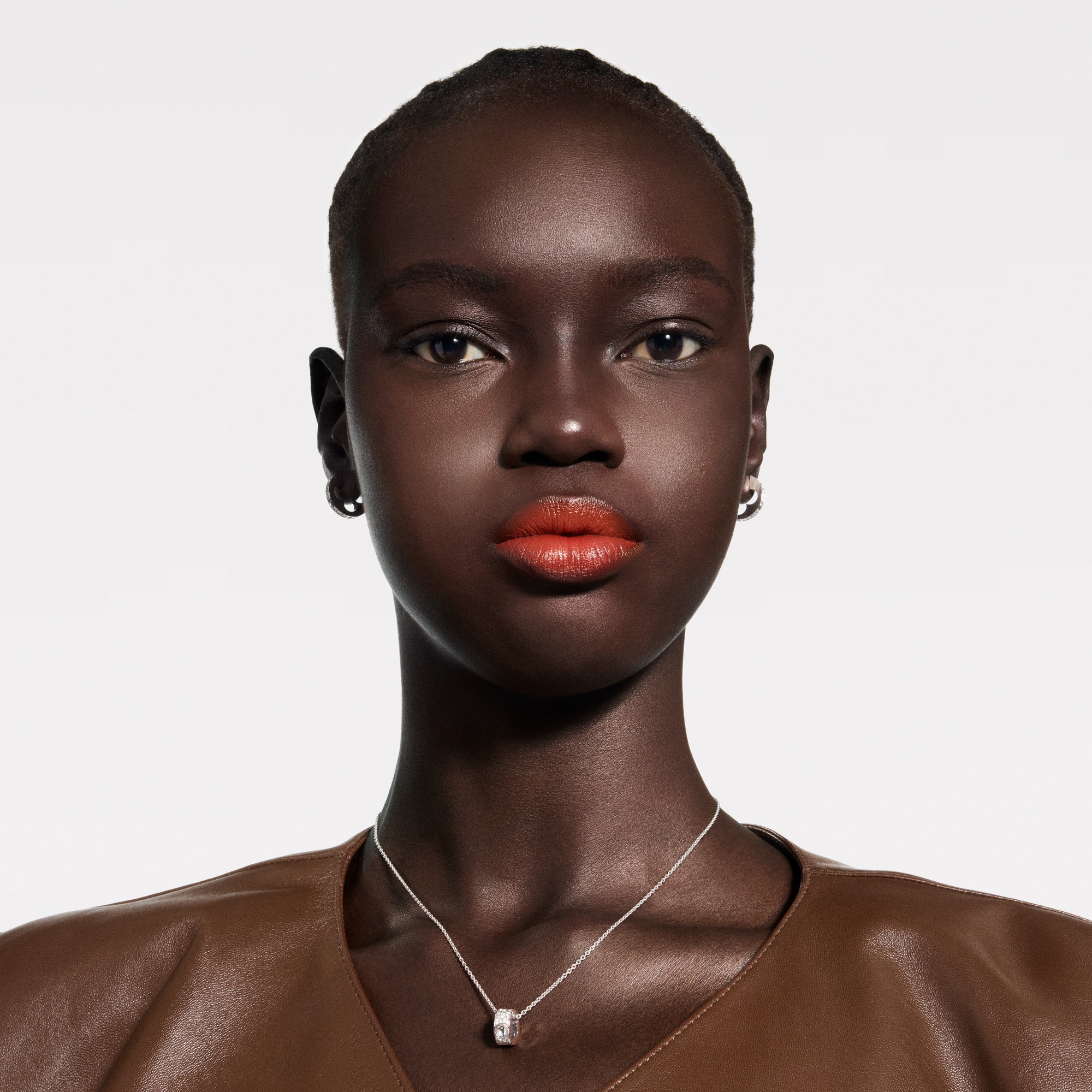  립 } LV 루즈 - 새틴 립스틱 리필 | 루이비통 공식 온라인 스토어® (크게 보기)