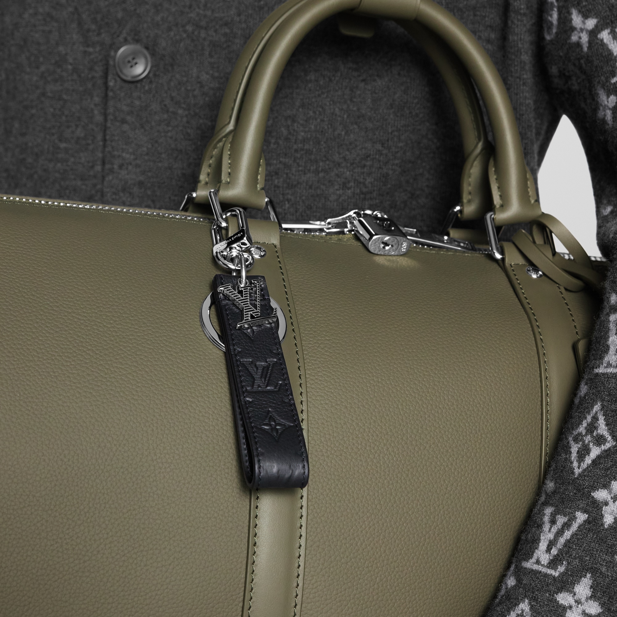 S00 액세서리 키 홀더 & 백참 LV 섀도우 드라곤느 키 홀더 & 백 참 | 루이비통 공식 온라인 스토어® (크게 보기)