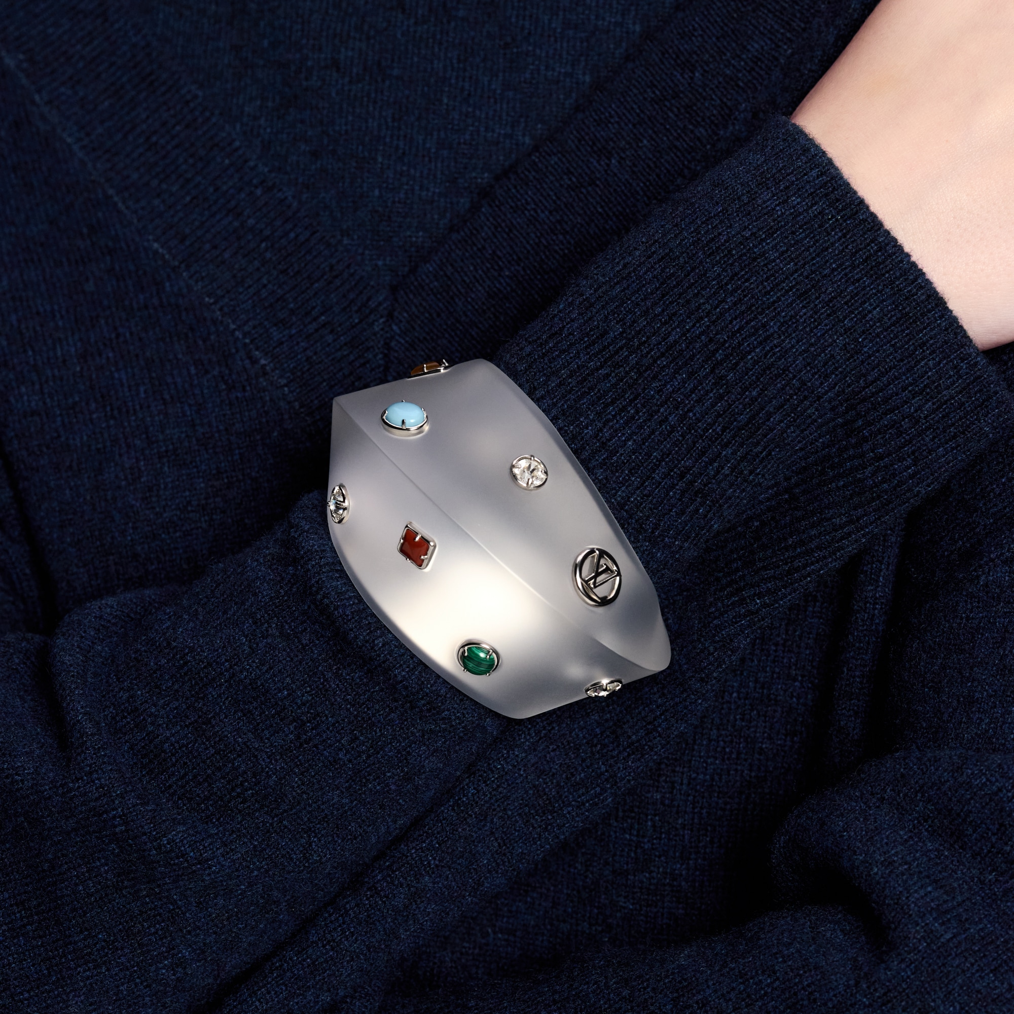 S00 패션 주얼리 팔찌 LV 스월 커프 | 루이비통 공식 온라인 스토어® (크게 보기)