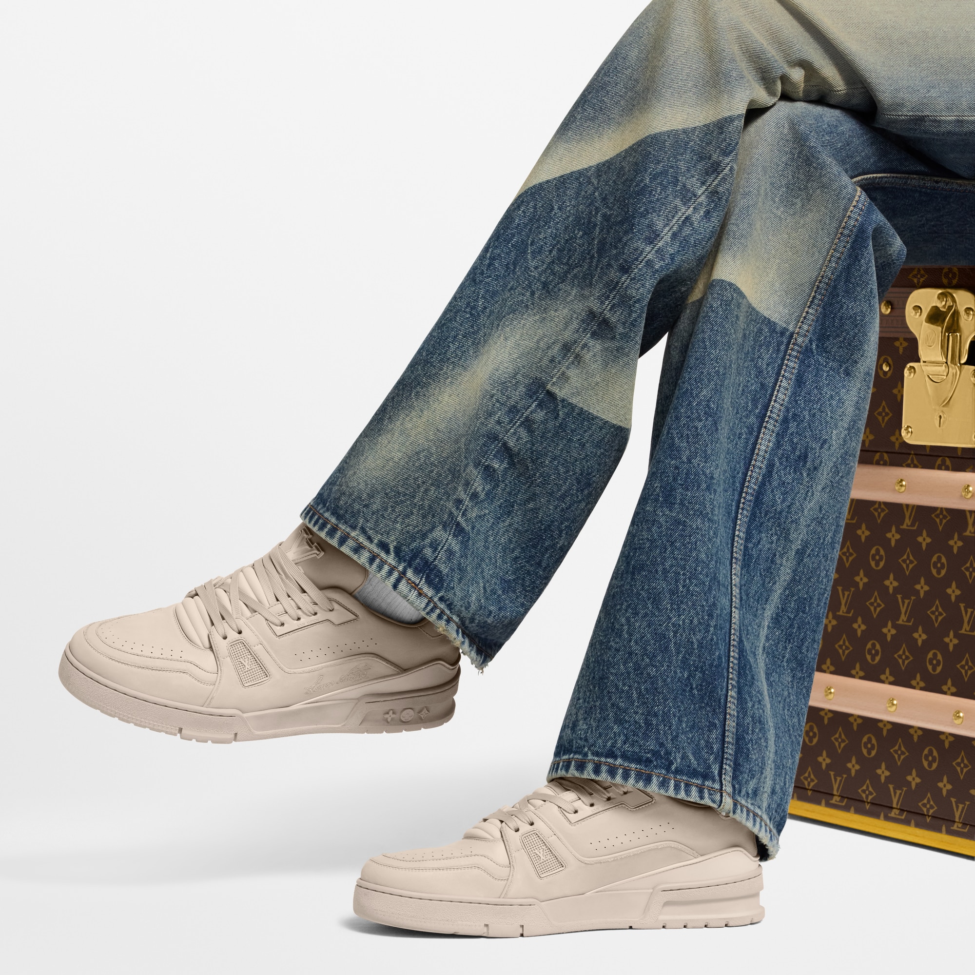  슈즈 스니커즈 LV 트레이너 디스트레스드 스니커즈 | 루이비통 공식 온라인 스토어® (크게 보기)