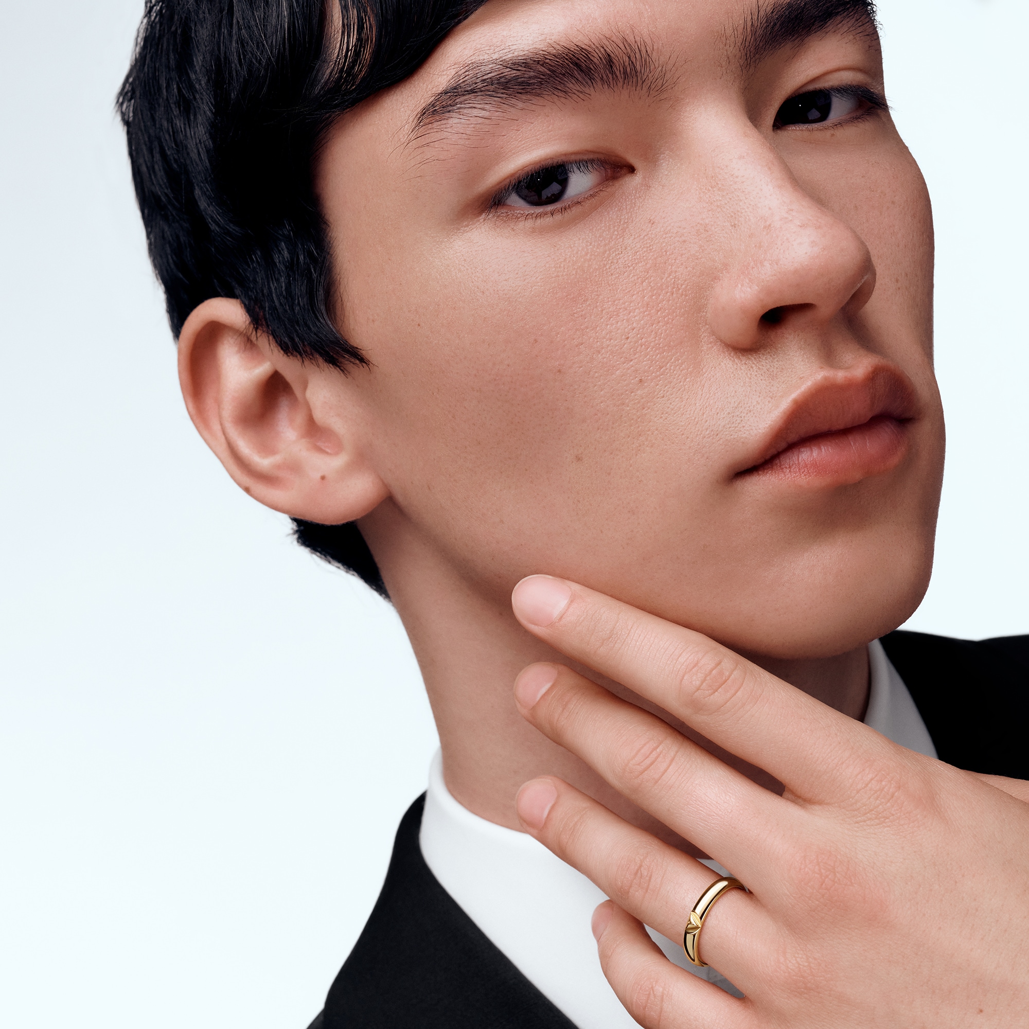  카테고리 파인 주얼리 전체 보기 LV 볼트 웨딩 밴드, 옐로우 골드 | 루이비통 공식 온라인 스토어® (크게 보기)