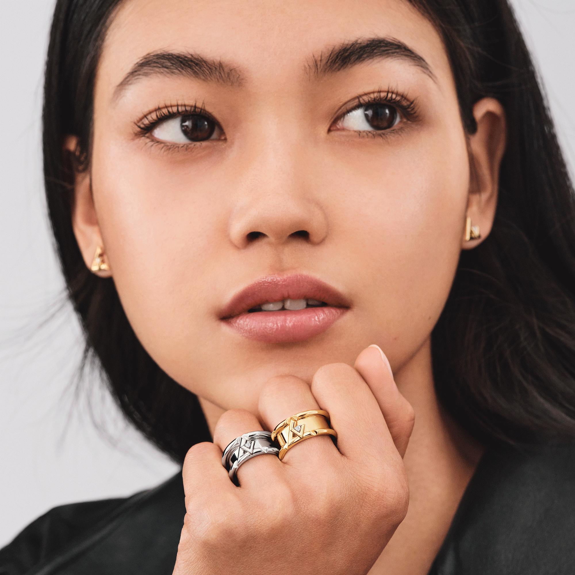  카테고리 파인 주얼리 전체 보기 LV 볼트 밴드 반지, 화이트 골드와 다이아몬드 | 루이비통 공식 온라인 스토어® (크게 보기)