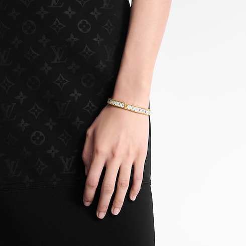 S00 패션 주얼리 팔찌 LV x TM LV 이니셜 팔찌 | 루이비통 공식 온라인 스토어® (크게 보기)