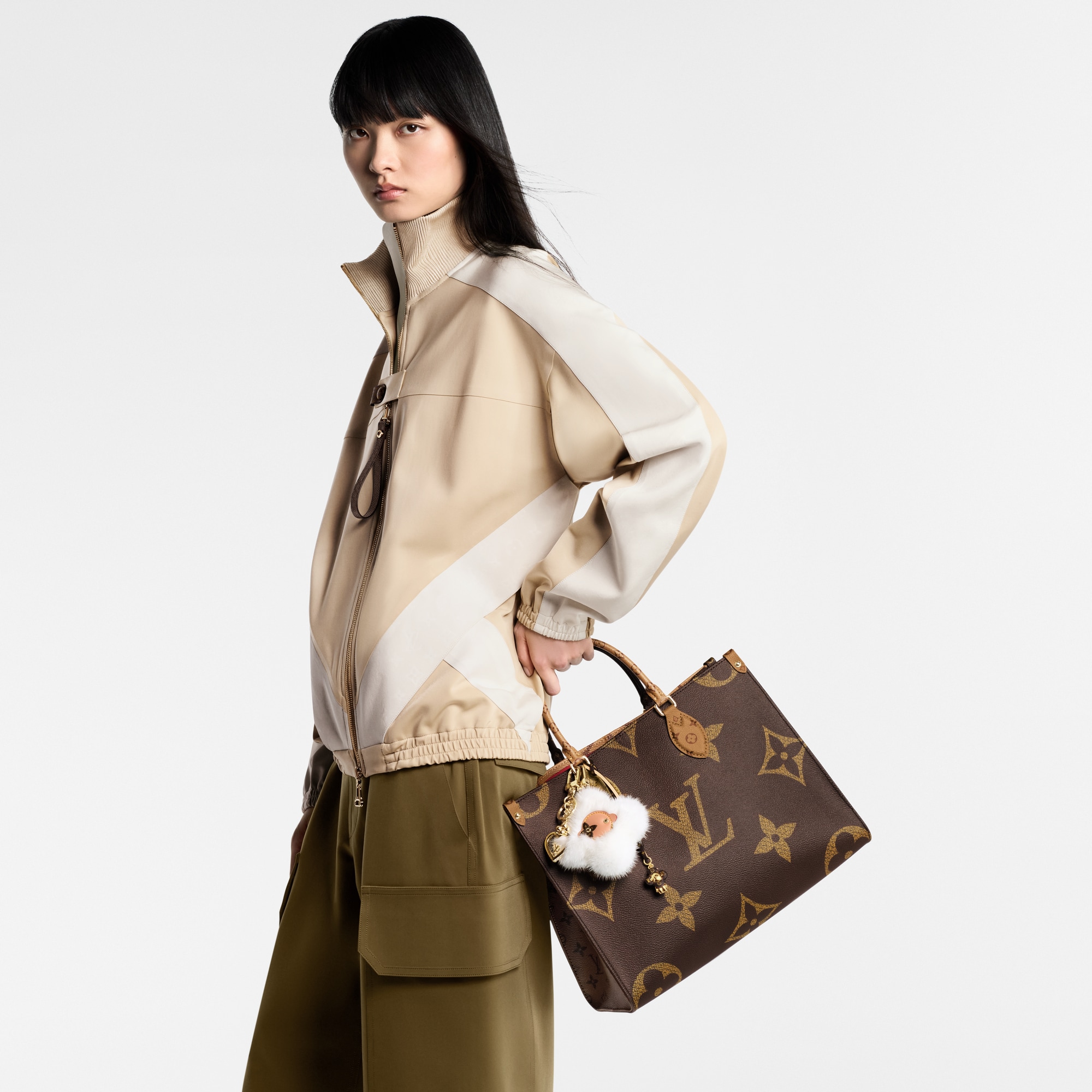 S00 액세서리 키 홀더 & 백참 미니 비비엔 백 참 | 루이비통 공식 온라인 스토어® (크게 보기)