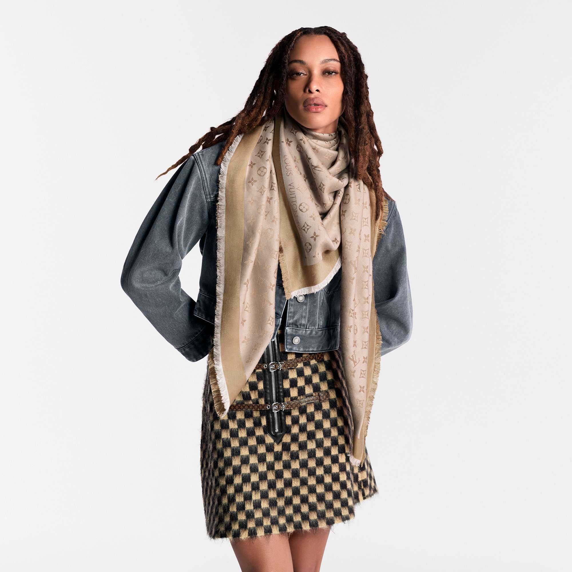 S00 액세서리 숄 & 스툴 모노그램 데님 숄 | 루이비통 공식 온라인 스토어® (크게 보기)