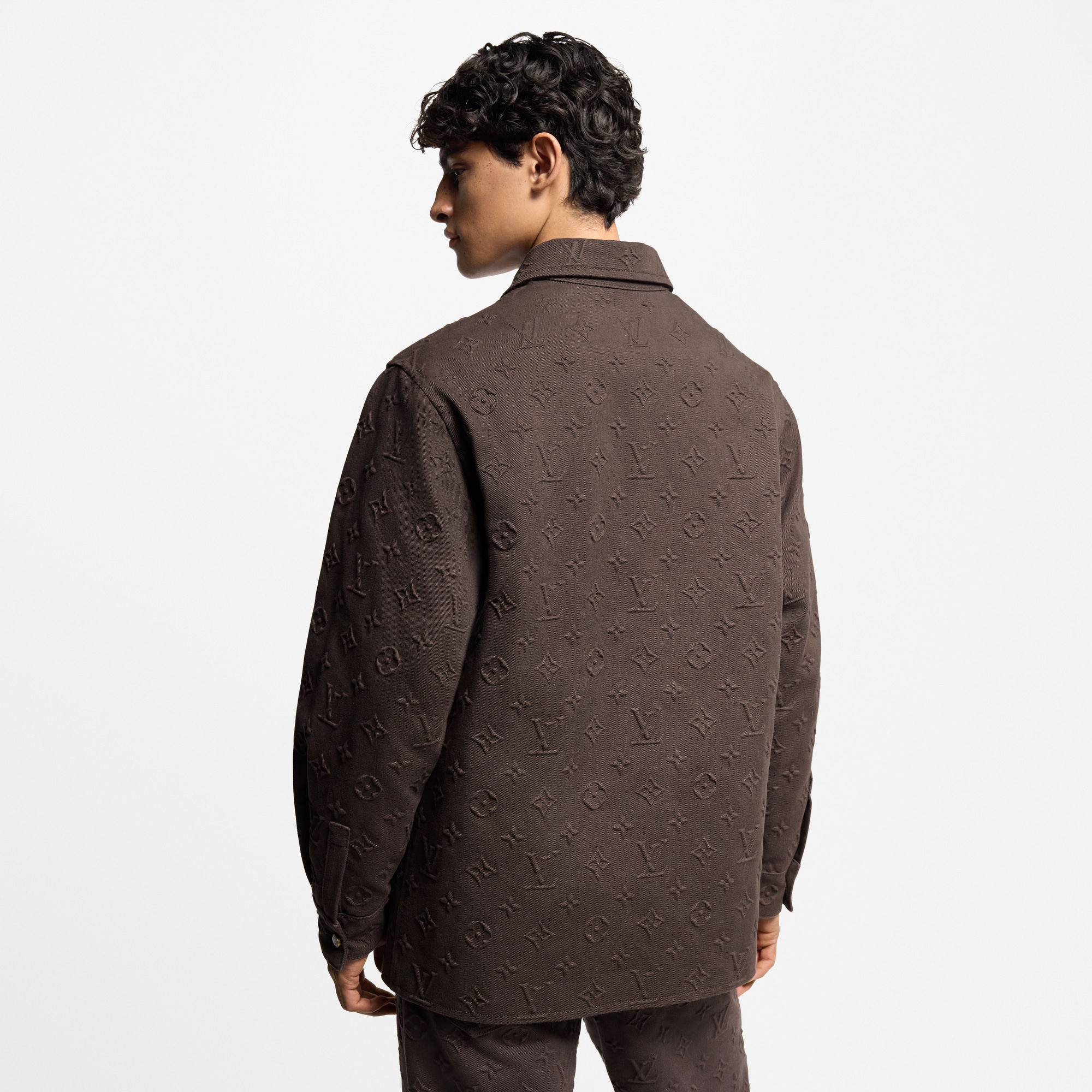  의류 아우터 & 코트 모노그램 엠보스드 오버셔츠 | 루이비통 공식 온라인 스토어® (크게 보기)