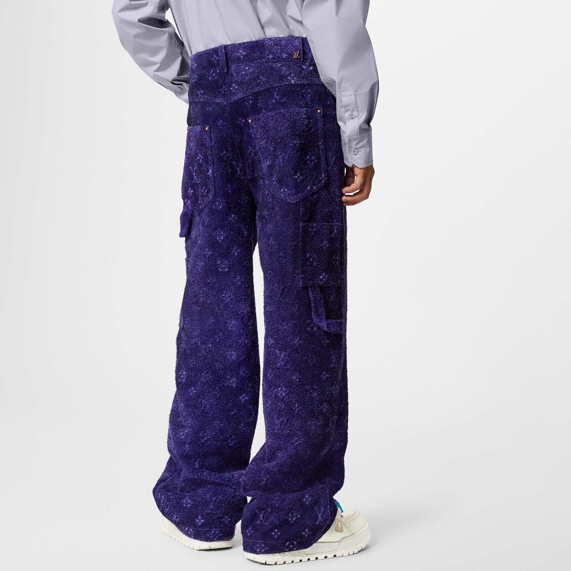  Discontinued Product Obs 3 모노그램 엠보스드 스웨이드 카펜터 팬츠 | 루이비통 공식 온라인 스토어® (크게 보기)