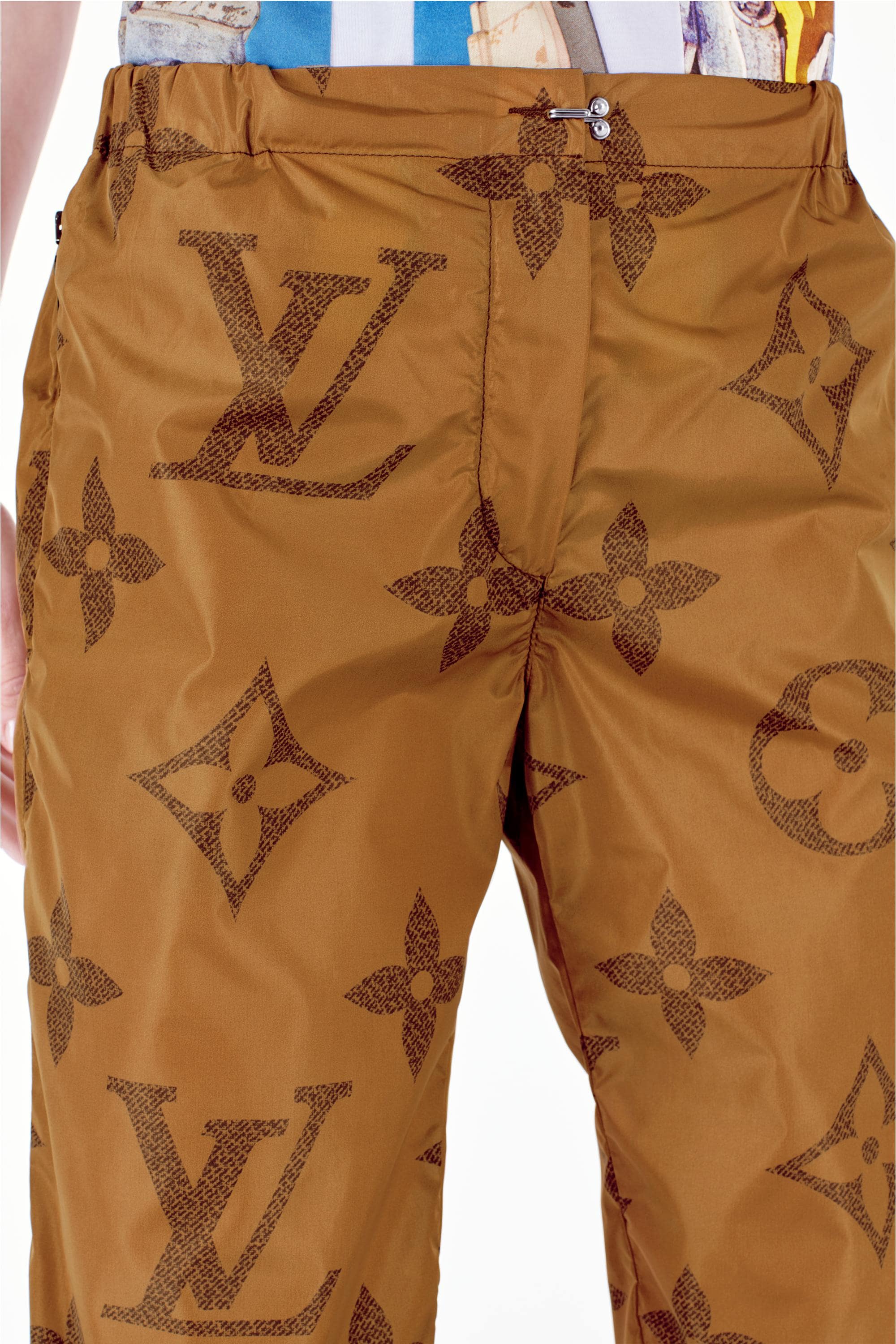  Discontinued Product Obs 2 모노그램 자이언트 프린트 조깅 팬츠 | 루이비통 공식 온라인 스토어® (크게 보기)