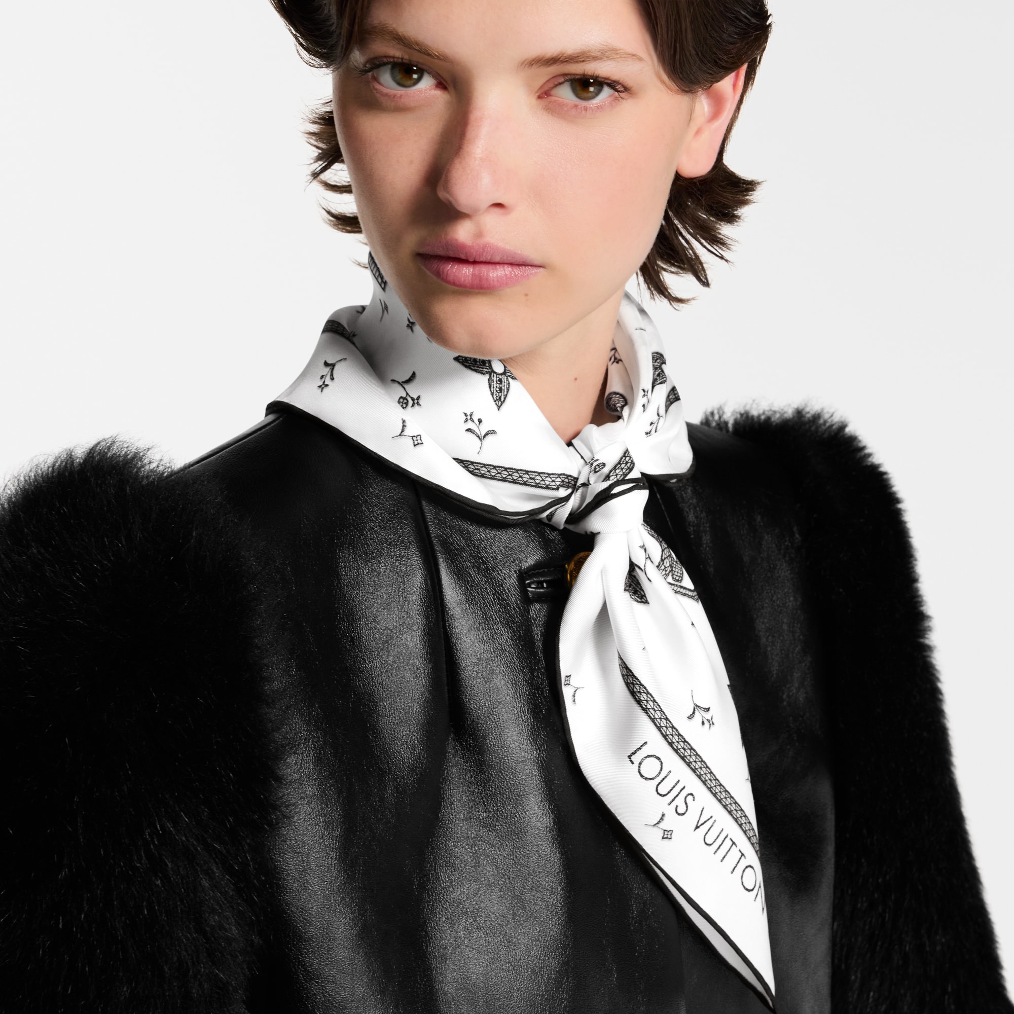 S00 액세서리 실크 스퀘어 & 방도 모노그램 로맨스 스퀘어 70 | 루이비통 공식 온라인 스토어® (크게 보기)