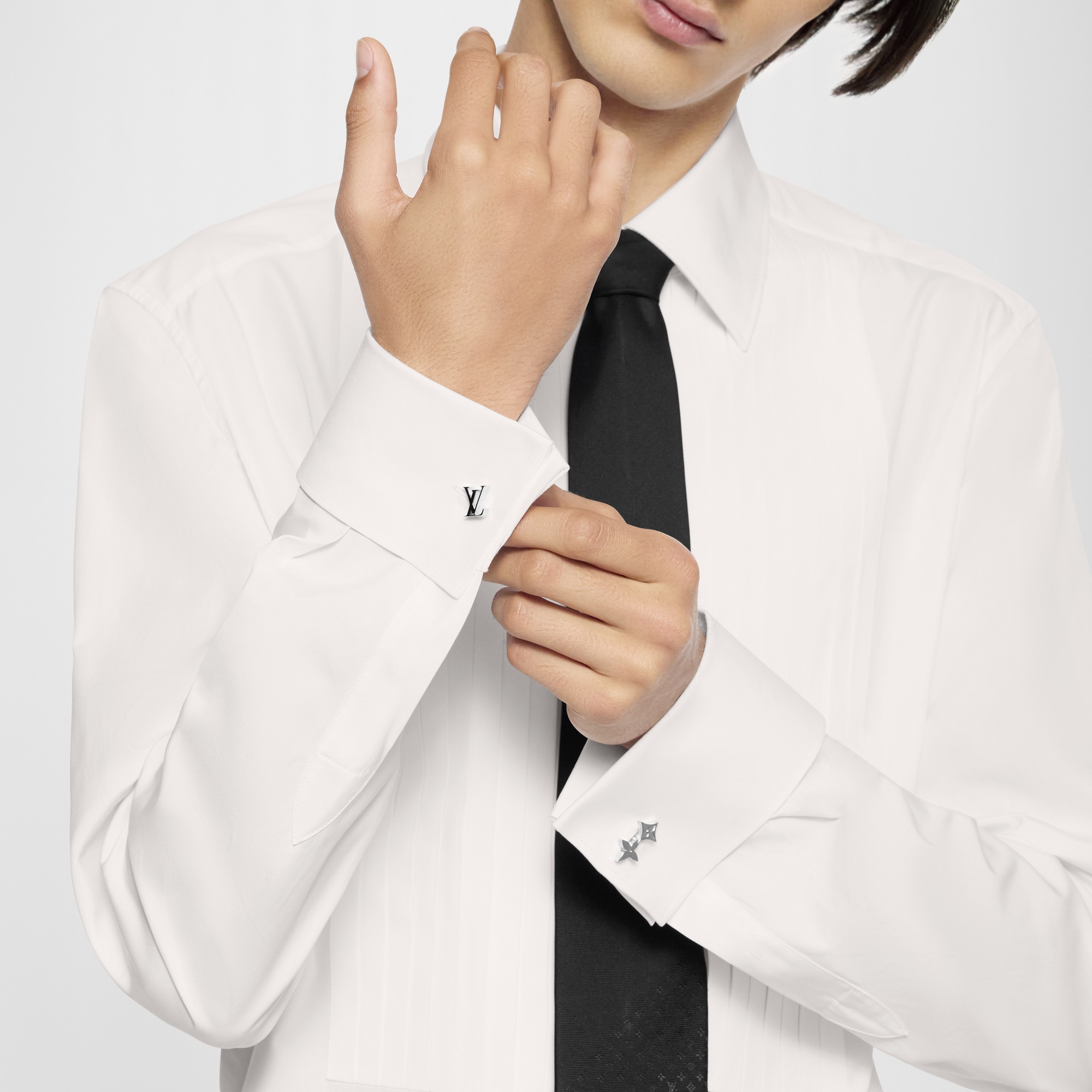 S00 패션 주얼리 패션 주얼리 전체 보기 모노그램 로우 (Monogram Row) 커프링크스 | 루이비통 공식 온라인 스토어® (크게 보기)