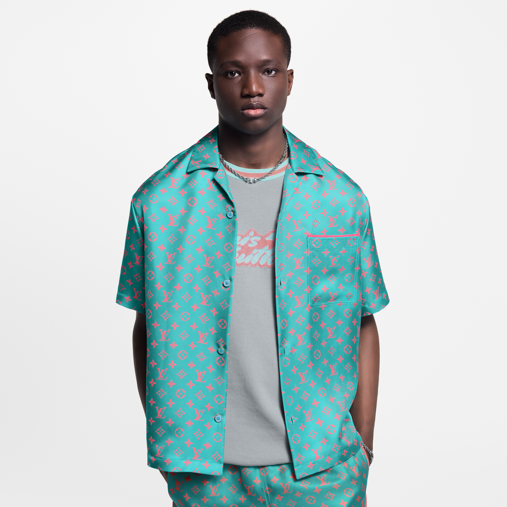  의류 셔츠 모노그램 쇼트 슬리브드 실크 셔츠 | 루이비통 공식 온라인 스토어® (크게 보기)