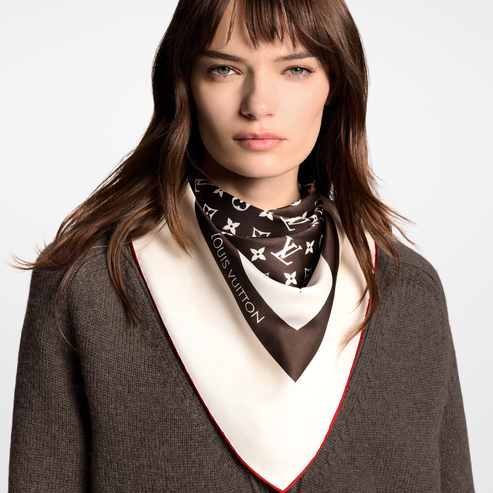 S00 액세서리 실크 스퀘어 & 방도 모노그램 실루엣 스퀘어 70 | 루이비통 공식 온라인 스토어® (크게 보기)