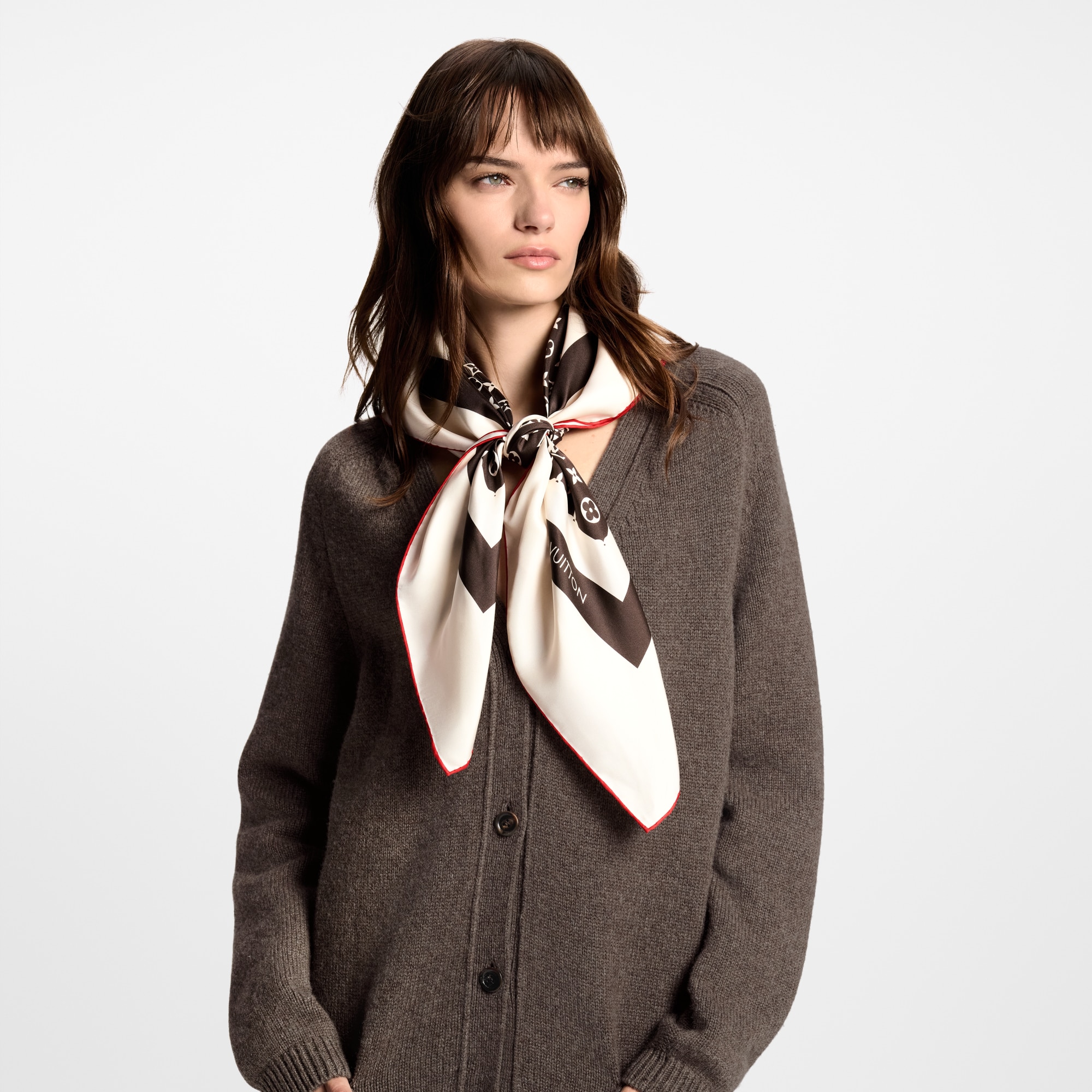 S00 액세서리 실크 스퀘어 & 방도 모노그램 실루엣 스퀘어 70 | 루이비통 공식 온라인 스토어® (크게 보기)