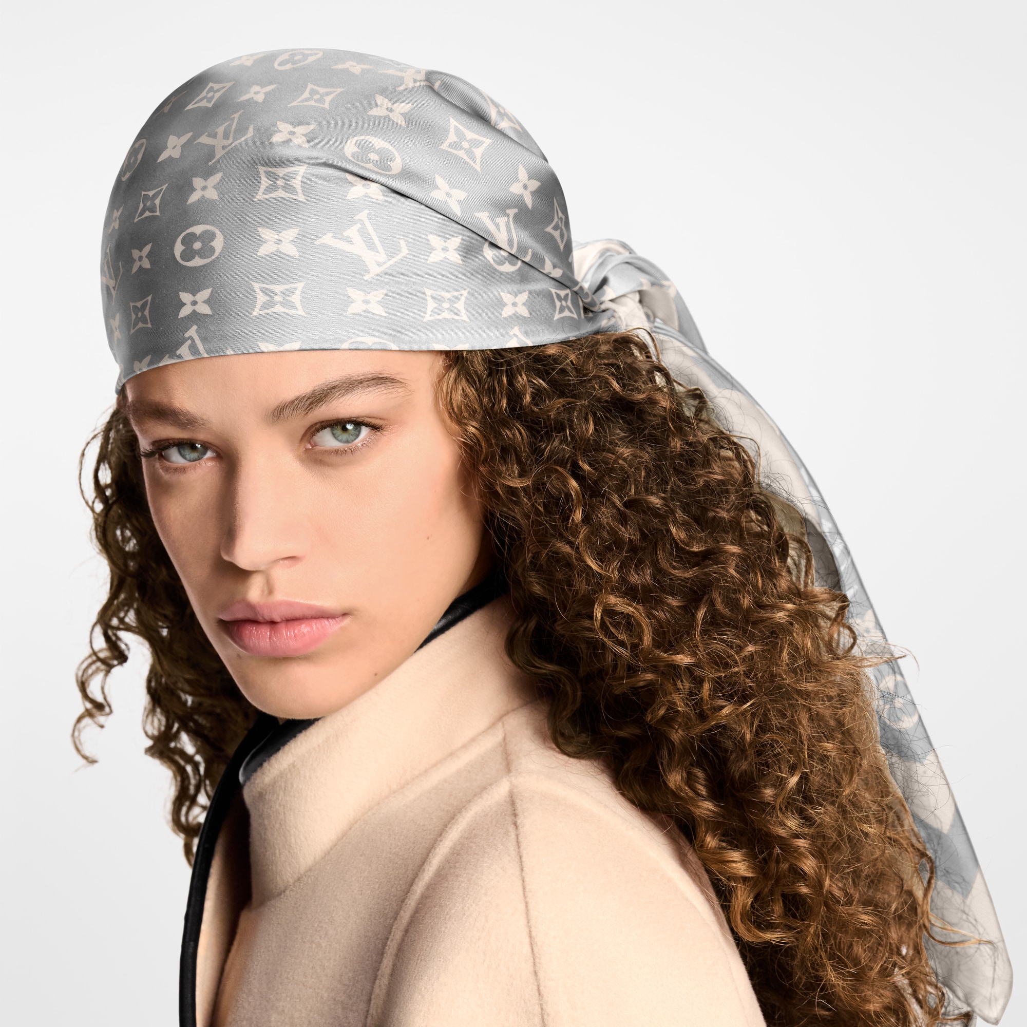 S00 액세서리 실크 스퀘어 & 방도 모노그램 실루엣 스퀘어 90 | 루이비통 공식 온라인 스토어® (크게 보기)