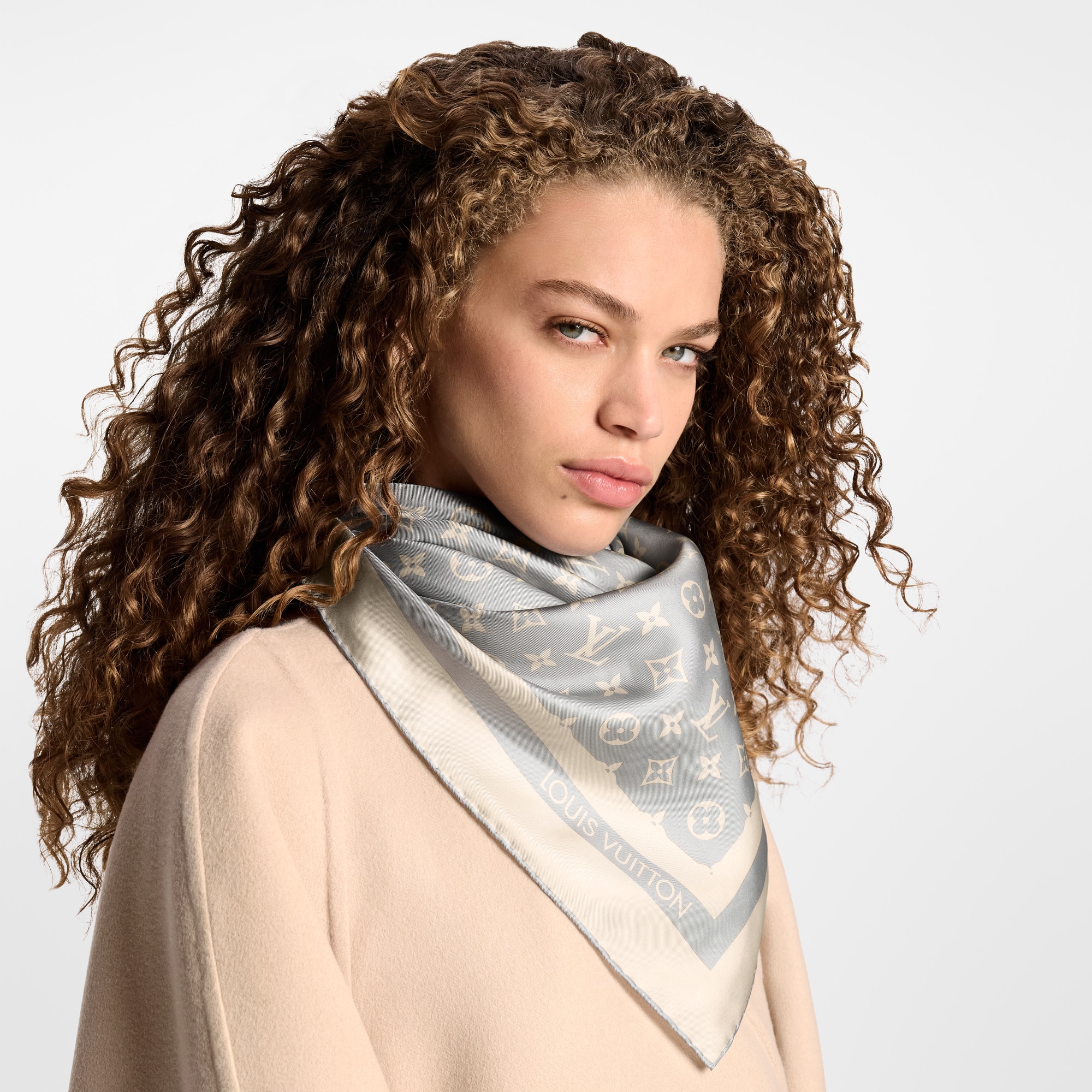 S00 액세서리 실크 스퀘어 & 방도 모노그램 실루엣 스퀘어 90 | 루이비통 공식 온라인 스토어® (크게 보기)