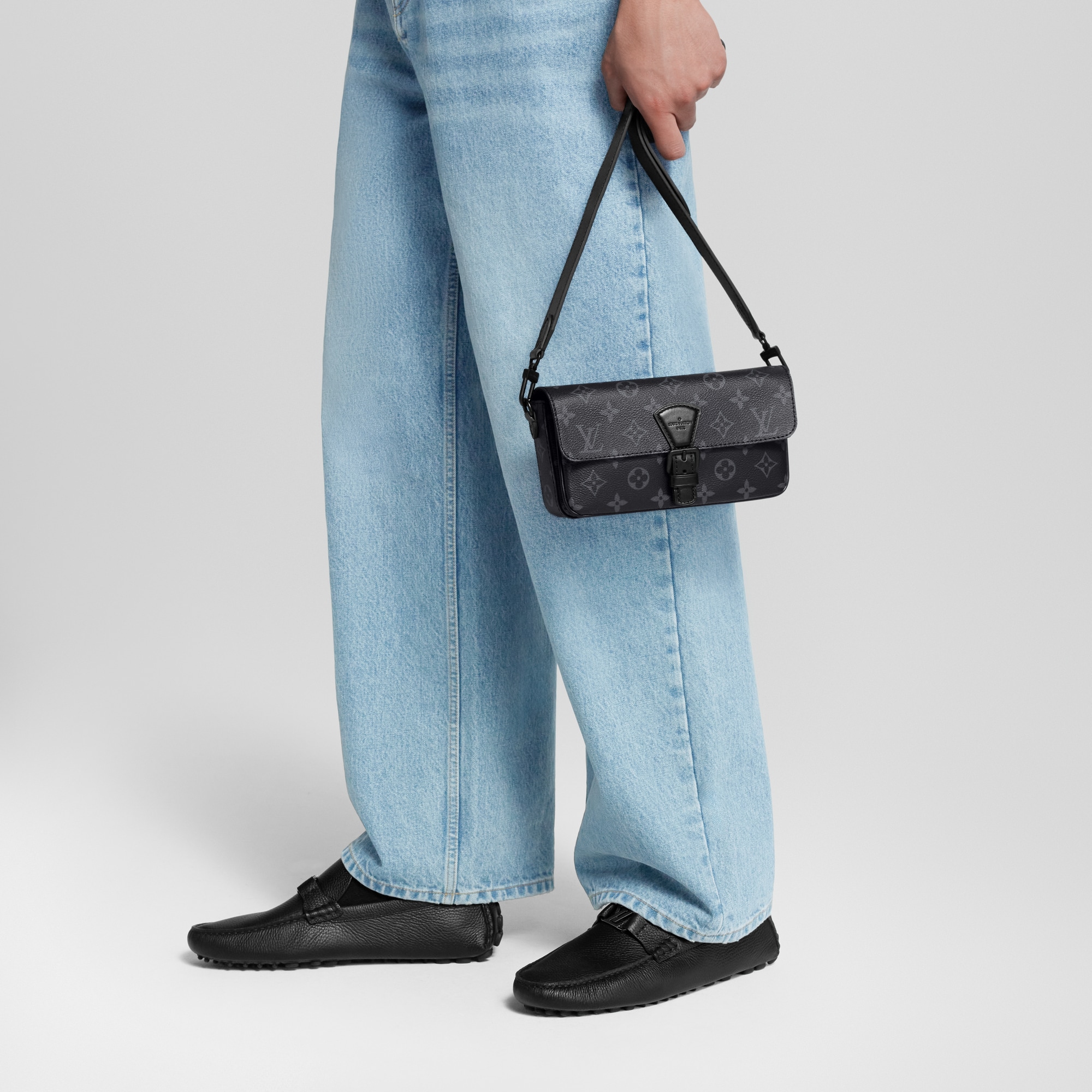 모노그램 이클립스 남성 지갑 & 파우치 미니백 몽수리 웨어러블 월릿 | 루이비통 공식 온라인 스토어® (크게 보기)