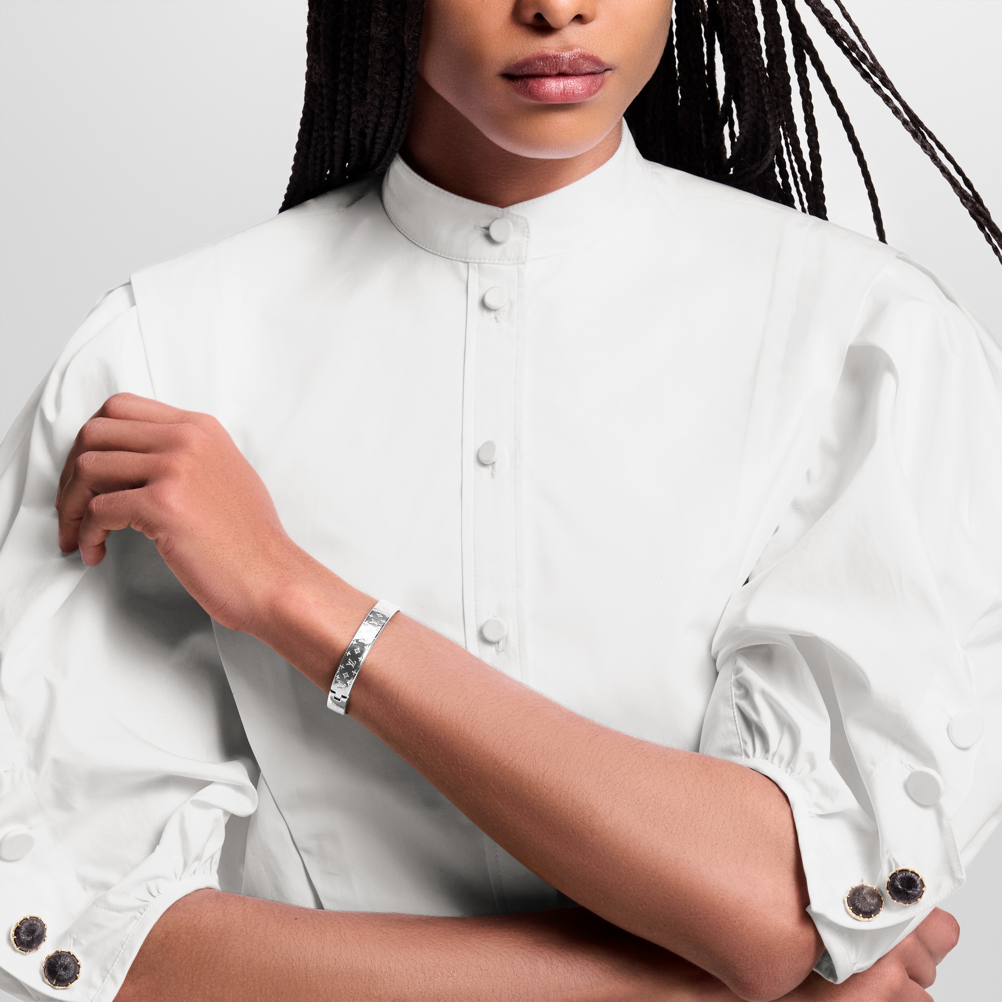 S00 패션 주얼리 패션 주얼리 전체보기 나노그램 커프형 팔찌 | 루이비통 공식 온라인 스토어® (크게 보기)