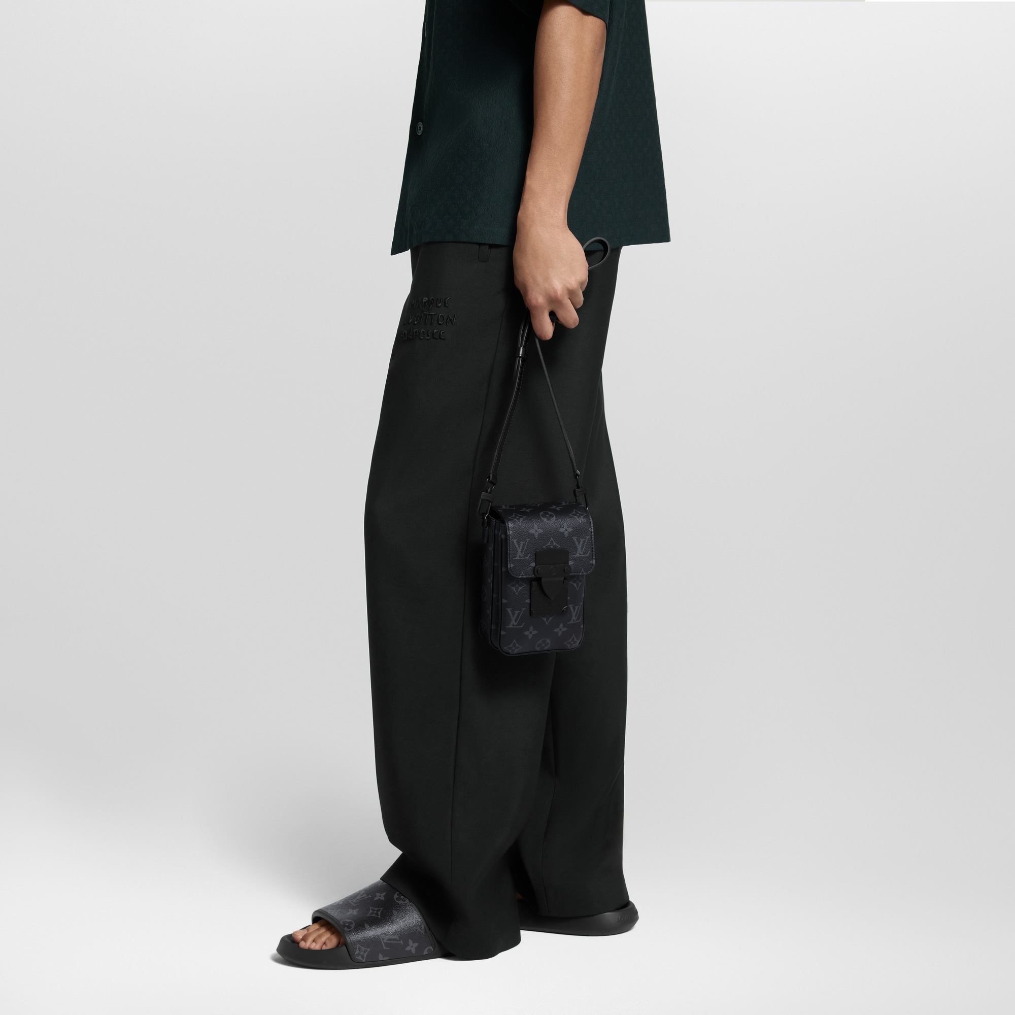 모노그램 이클립스 가방 All Collections S락 버티컬 웨어러블 월릿 | 루이비통 공식 온라인 스토어® (크게 보기)