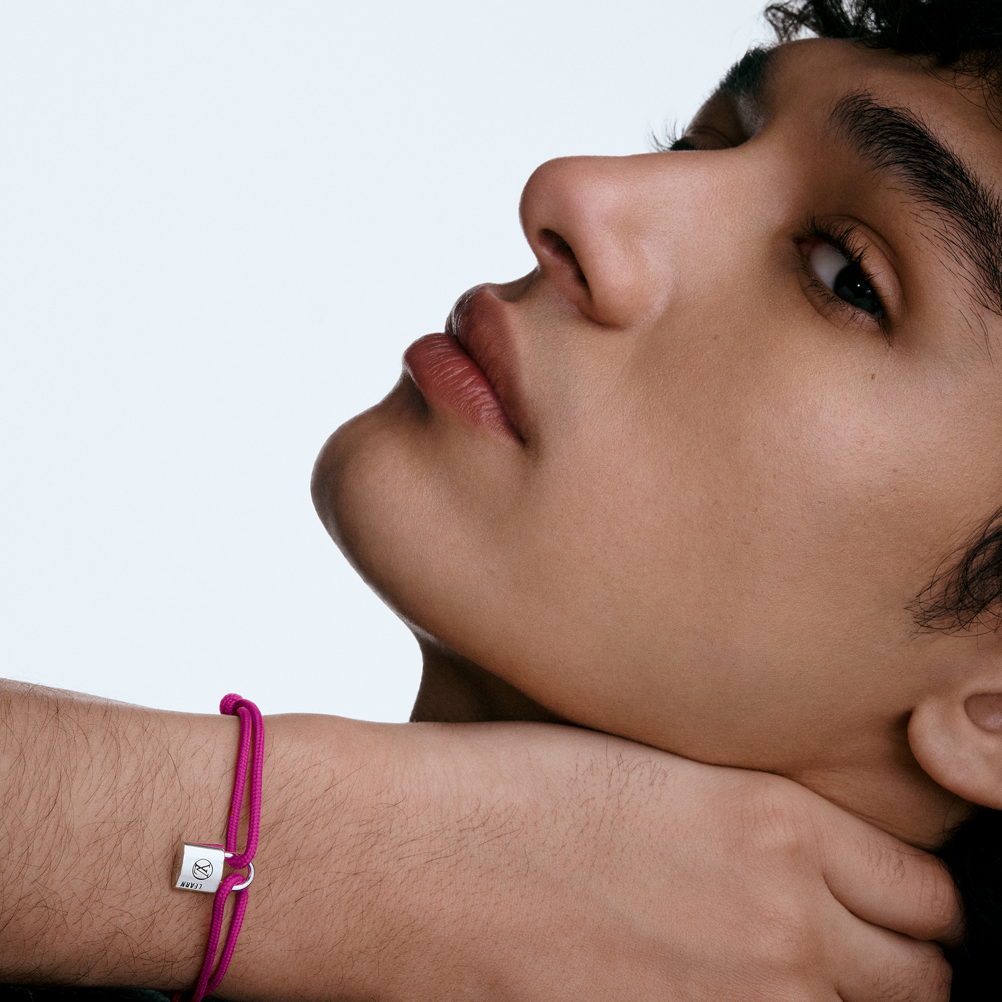  카테고리 팔찌 실버 락킷 팔찌, 스털링 실버 블랙 래커드와 핑크 폴리에스터 끈 | 루이비통 공식 온라인 스토어® (크게 보기)