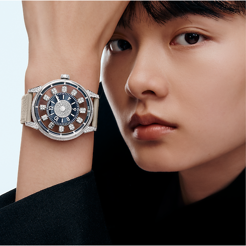 워치 전체 보기 } 땅부르 타이코 스핀 타임 에어 (Tambour Taiko Spin Time Air), 오토매틱, 42.5mm, 화이트 골드, 응안석과 다이아몬드 | 루이비통 공식 온라인 스토어® (크게 보기)