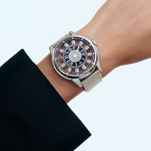 워치 전체 보기 } 땅부르 타이코 스핀 타임 에어 (Tambour Taiko Spin Time Air), 오토매틱, 42.5mm, 화이트 골드, 응안석과 다이아몬드 | 루이비통 공식 온라인 스토어® (크게 보기)