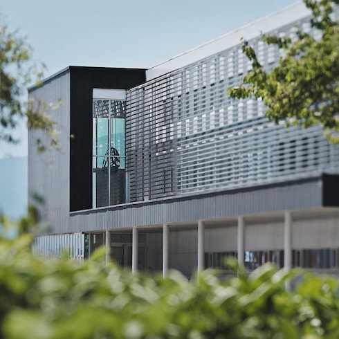 워치 전체보기 } 트렁크 테이블 클락, 쿼츠, 80mm, 스틸, 모노그램 | 루이비통 공식 온라인 스토어®