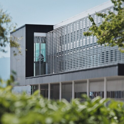 워치 전체보기 } 트렁크 테이블 클락, 쿼츠, 80mm, 스틸, 모노그램 이클립스 | 루이비통 공식 온라인 스토어®