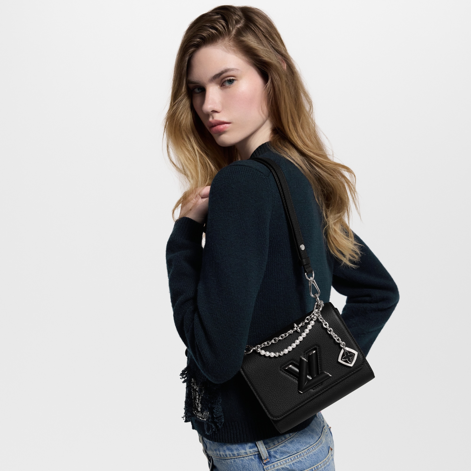 기타 가죽 여성 가방 LV 아이콘 트위스트 PM 슬림 (Twist PM Slim) | 루이비통 공식 온라인 스토어® (크게 보기)