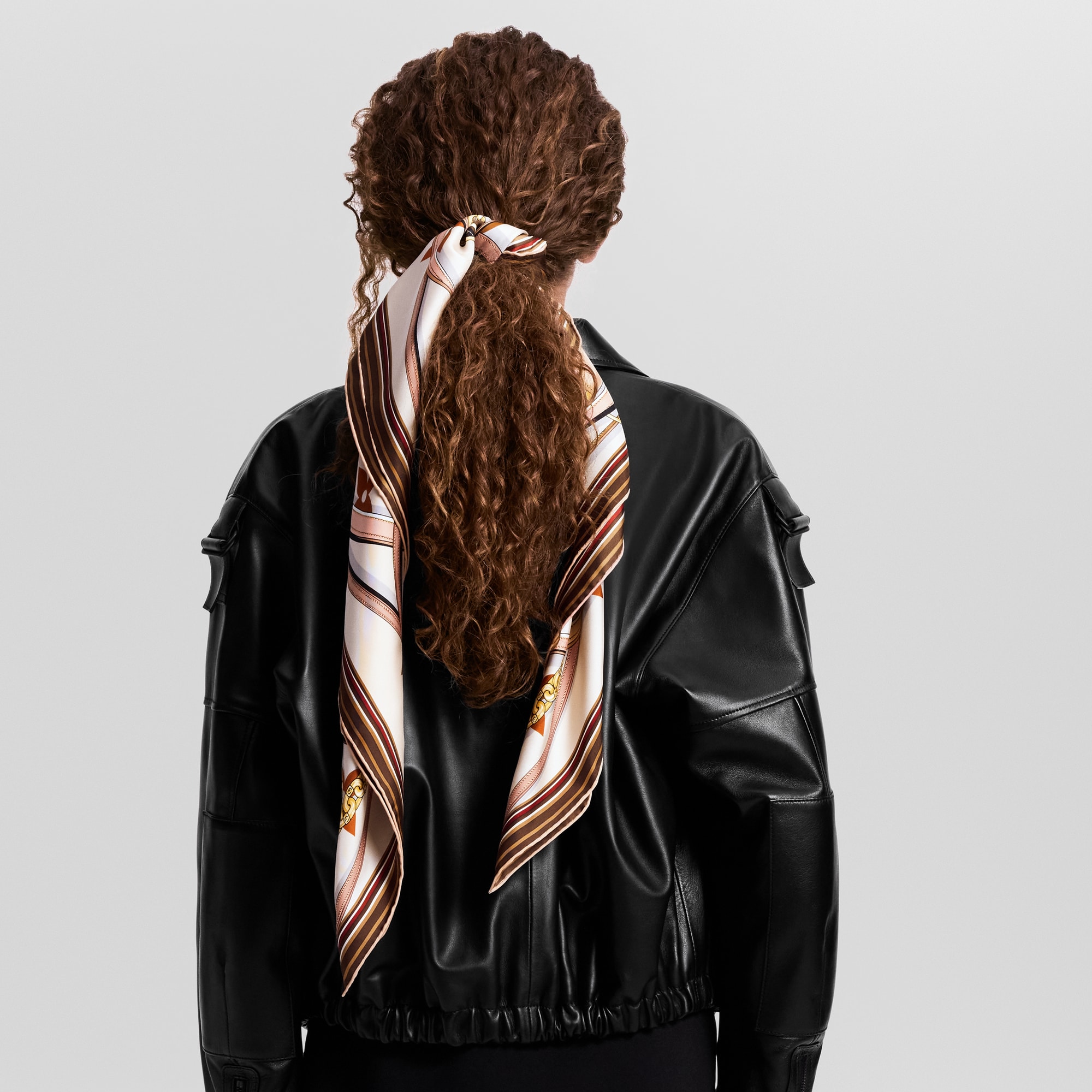 S00 액세서리 최신 액세서리 보기  얼티밋 모노그램 스퀘어 90 | 루이비통 공식 온라인 스토어® (크게 보기)