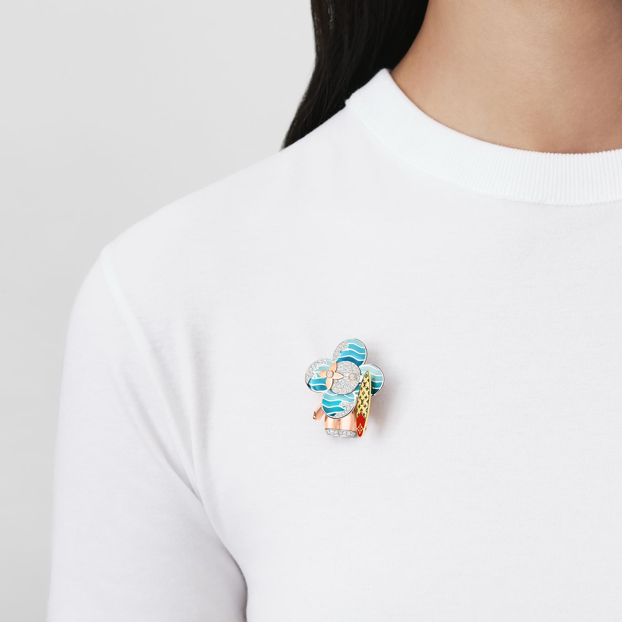  카테고리 파인 주얼리 전체 보기 비비엔 서퍼 펜던트, 3 골드, 래커와 다이아몬드 | 루이비통 공식 온라인 스토어® (크게 보기)