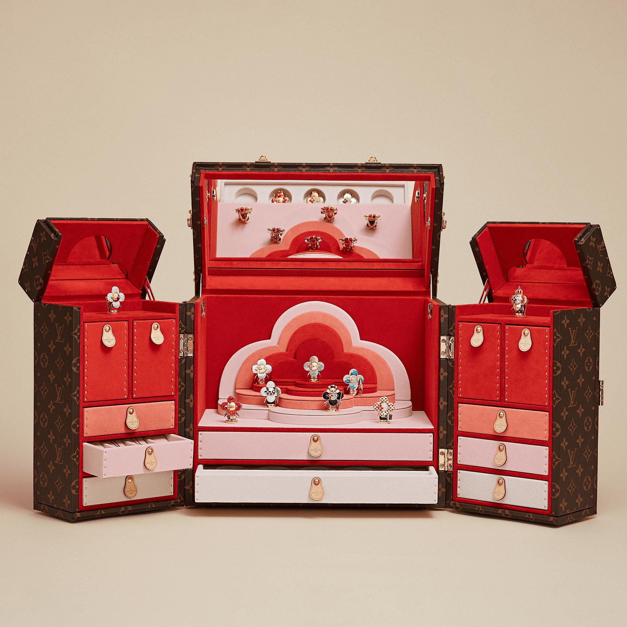  카테고리 파인 주얼리 전체 보기 비비엔 서퍼 펜던트, 3 골드, 래커와 다이아몬드 | 루이비통 공식 온라인 스토어® (크게 보기)