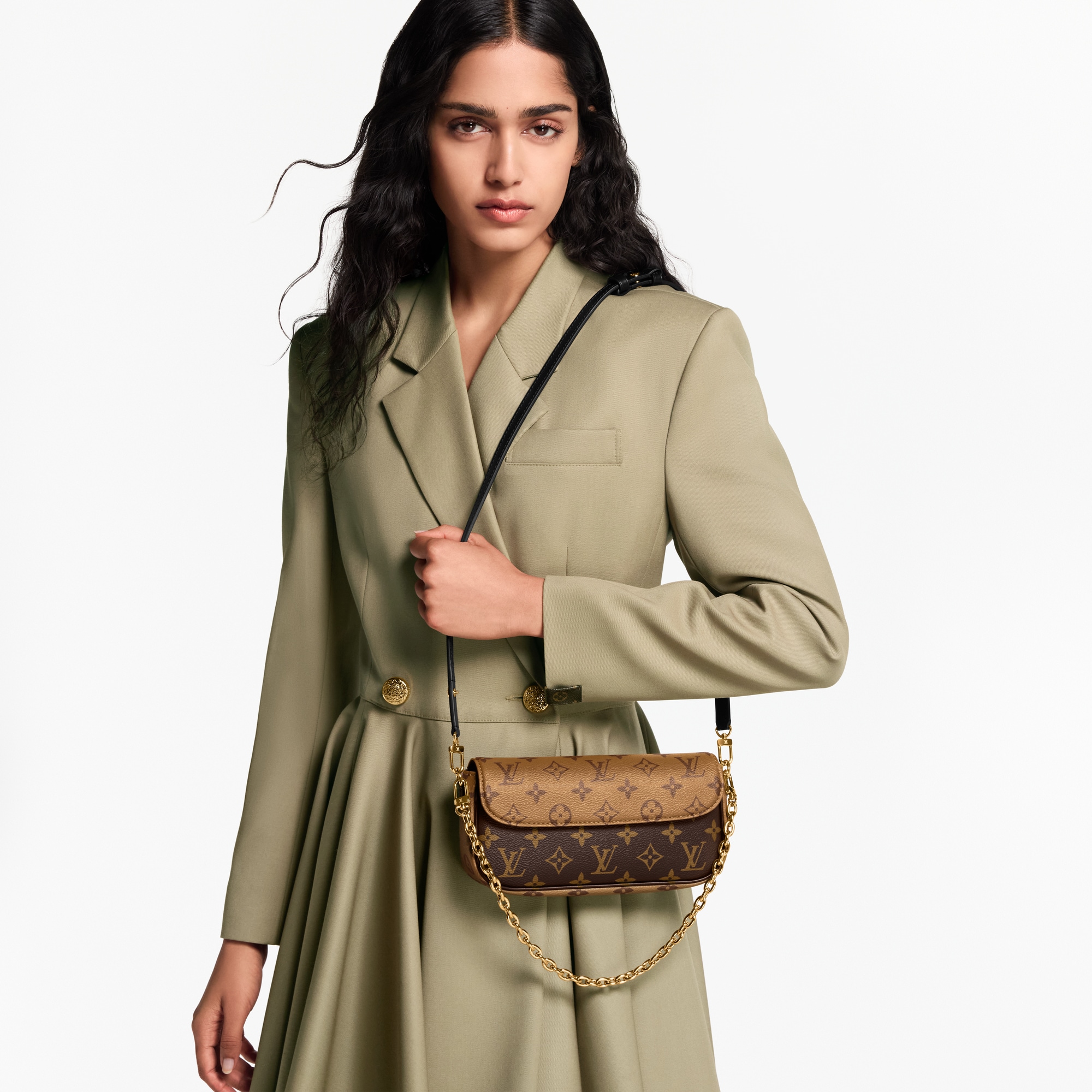 모노그램 리버스 캔버스 여성 지갑 & 미니백 미니백 월릿 온 체인 아이비 (Wallet On Chain Ivy) | 루이비통 공식 온라인 스토어® (크게 보기)