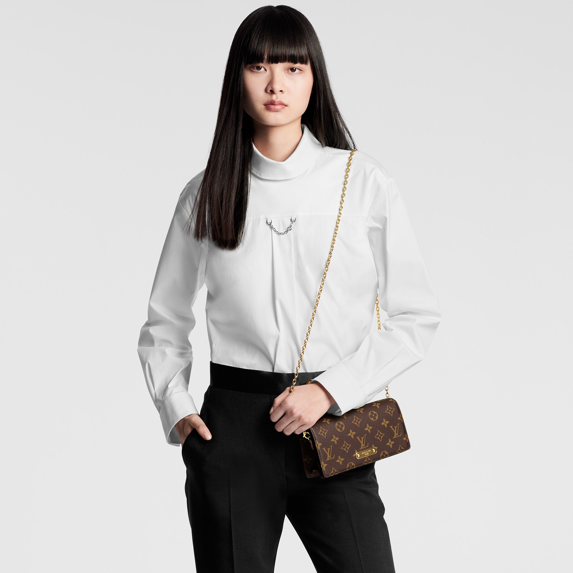 모노그램 여성 지갑 & 미니백 미니백 월릿 온 체인 릴리 | 루이비통 공식 온라인 스토어® (크게 보기)